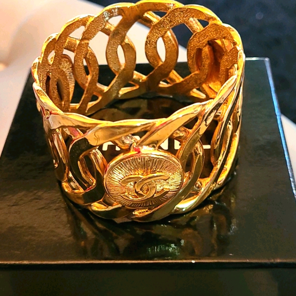 Chanel Cuff bracelet gold.
